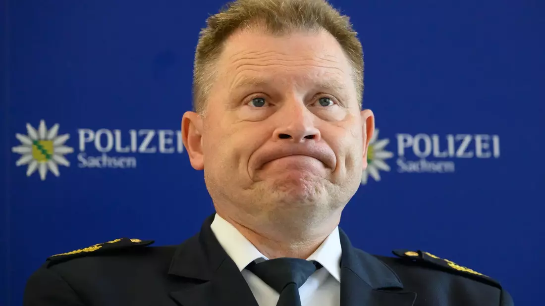 Sichtlich gerührt berichtet der Chemnitzer Polizeipräsident Carsten Kaempf über den aktuellen Ermittlungsstand im Fall Valeriia. - Bild: Robert Michael/dpa