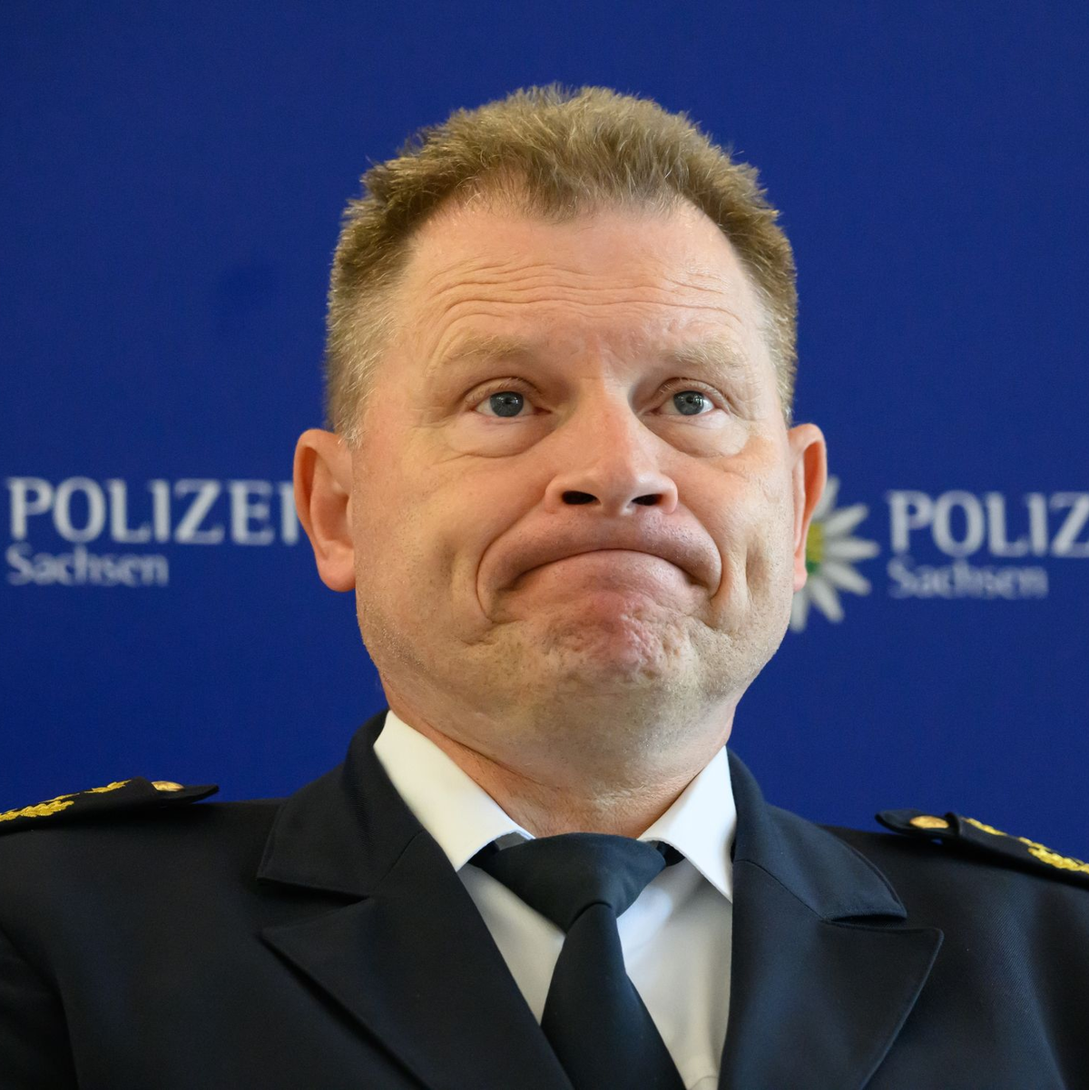 Sichtlich gerührt berichtet der Chemnitzer Polizeipräsident Carsten Kaempf über den aktuellen Ermittlungsstand im Fall Valeriia. - Foto: Robert Michael/dpa
