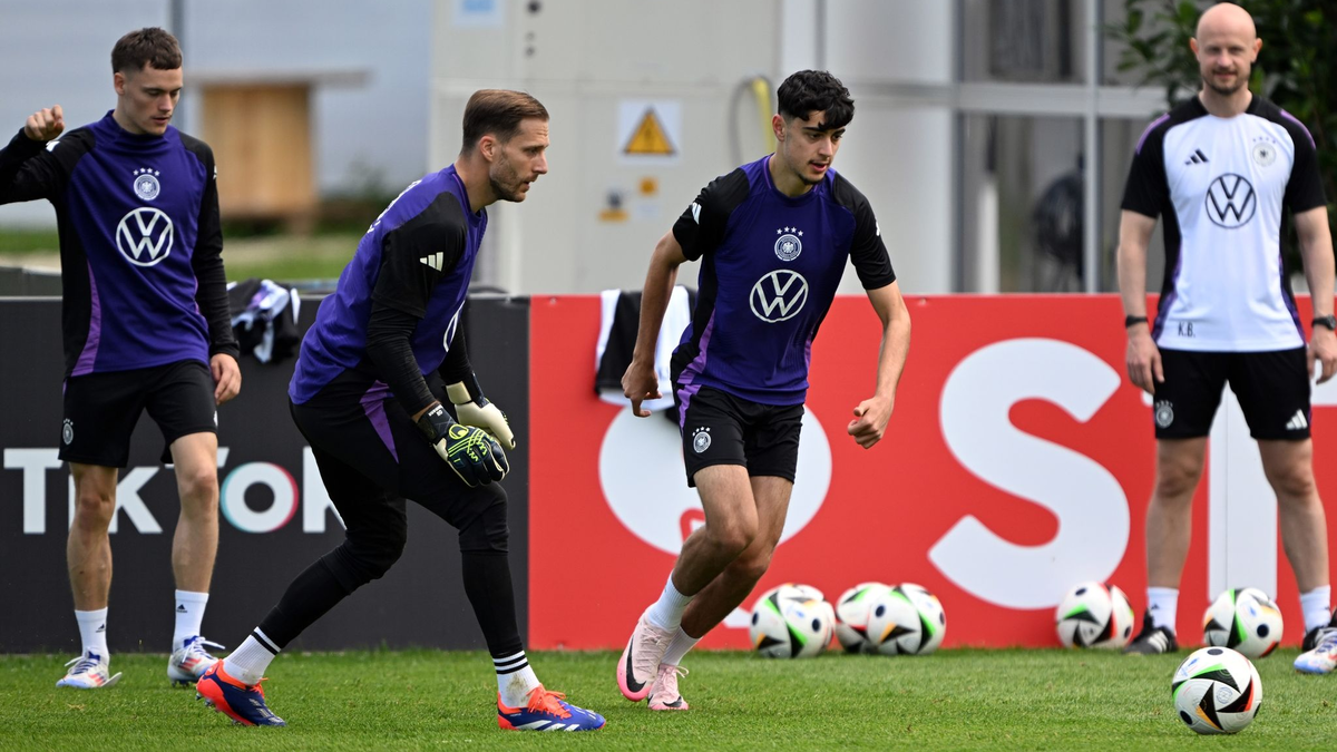 Aleksandar Pavlovic (3. v. r) wird nicht an der EM teilnehmen. - Foto: Federico Gambarini/dpa