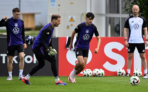 Aleksandar Pavlovic (3. v. r) wird nicht an der EM teilnehmen. - Foto: Federico Gambarini/dpa