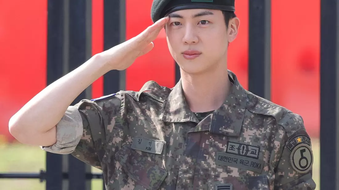 Ein letzter Salut: BTS-Jin hat seinen obligatorischen Militärdienst absolviert. - Bild: Uncredited/Yonhap/AP/dpa