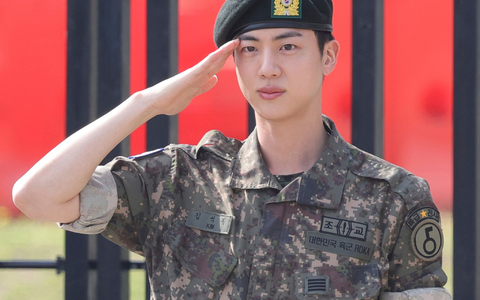 Ein letzter Salut: BTS-Jin hat seinen obligatorischen Militärdienst absolviert. - Foto: Uncredited/Yonhap/AP/dpa