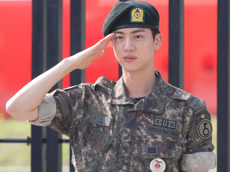 Ein letzter Salut: BTS-Jin hat seinen obligatorischen Militärdienst absolviert. - Foto: Uncredited/Yonhap/AP/dpa