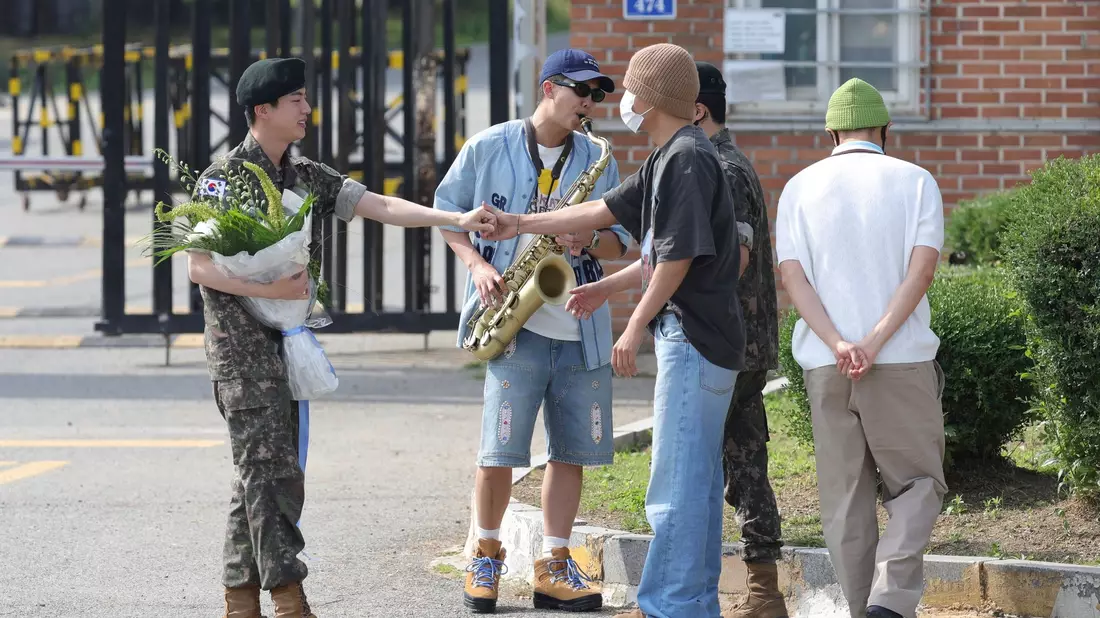 BTS-Sänger Jin nach seiner Entlassung aus de,  Militärdienst zusammen mit seinen Bandmitgliedern. - Bild: Im Byung-shik/Yonhap/AP/dpa