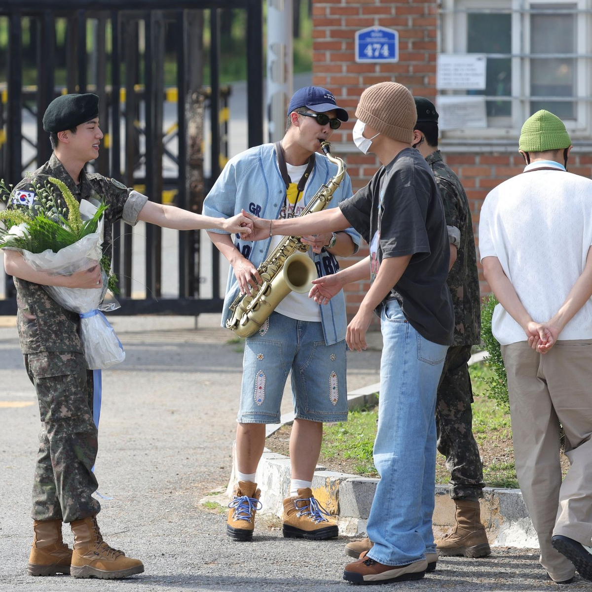 BTS-Sänger Jin nach seiner Entlassung aus de,  Militärdienst zusammen mit seinen Bandmitgliedern. - Foto: Im Byung-shik/Yonhap/AP/dpa