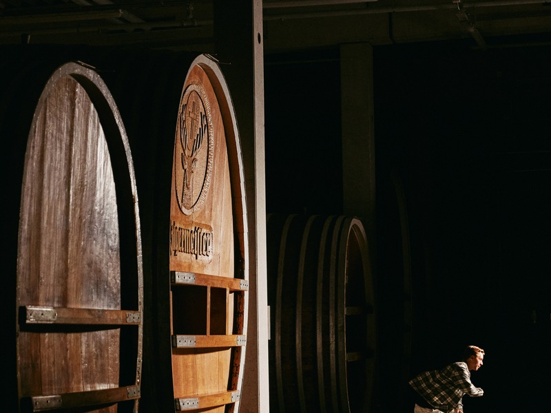Jägermeister und Santa Cruz präsentieren Skateboard der 1990er Jahre / Deck und T-Shirts sind in limitierter Auflage ab 20. Juni erhältlich - Foto: presseportal.de