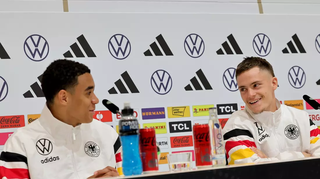 Jamal Musiala (l) und Florian Wirtz bei der DFB-Pressekonferenz in Herzogenaurach. - Bild: Christian Charisius/dpa