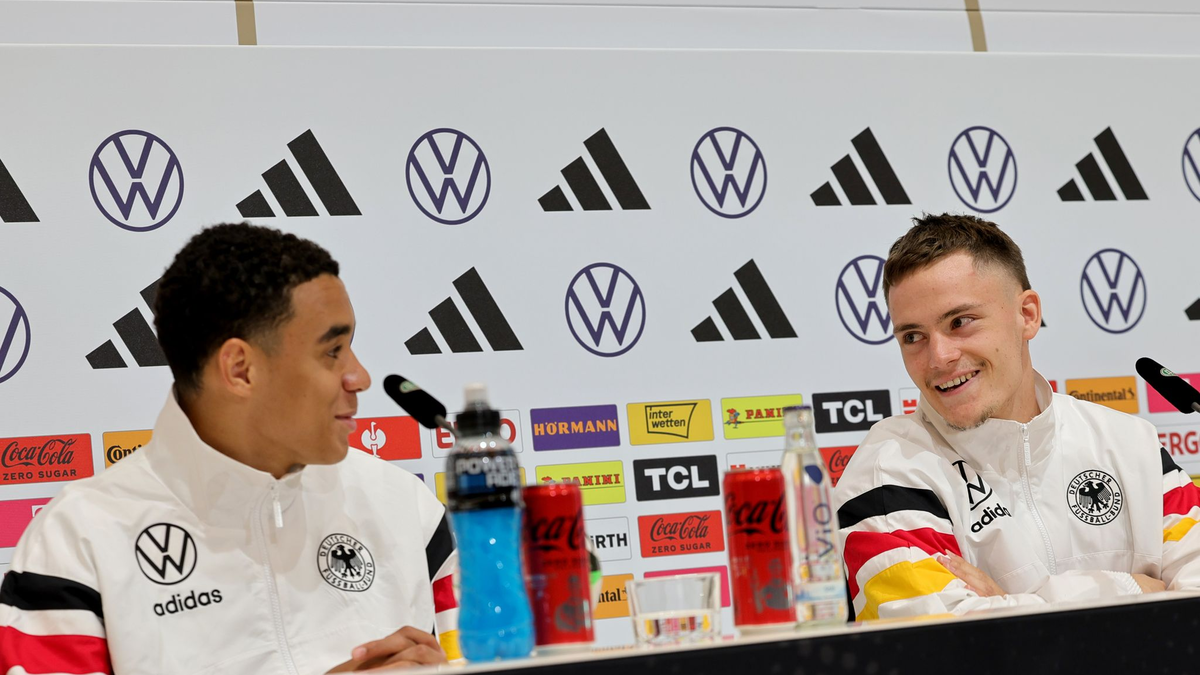 Jamal Musiala (l) und Florian Wirtz bei der DFB-Pressekonferenz in Herzogenaurach. - Foto: Christian Charisius/dpa