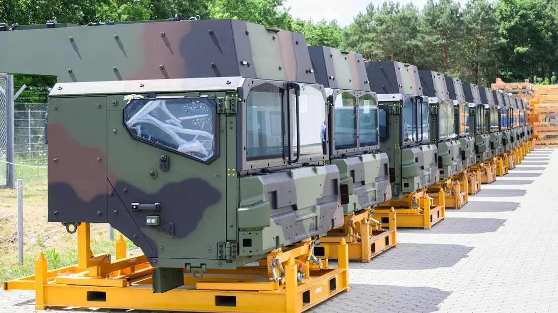 Geschützte Fahrerkabinen für Logistikfahrzeuge der HX-Serie im Rheinmetall-Werk Unterlüß. Der Rüstungskonzern liefert 1515 Militär-Lastwagen an die Bundeswehr. - Bild: Julian Stratenschulte/dpa