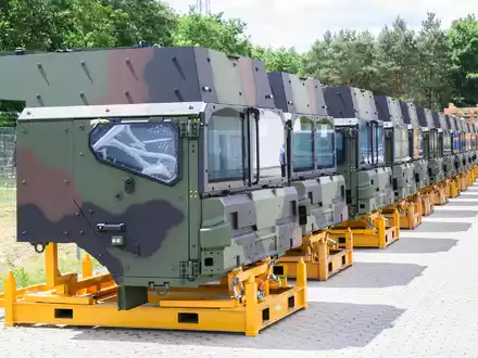 Geschützte Fahrerkabinen für Logistikfahrzeuge der HX-Serie im Rheinmetall-Werk Unterlüß. Der Rüstungskonzern liefert 1515 Militär-Lastwagen an die Bundeswehr. - Foto: Julian Stratenschulte/dpa