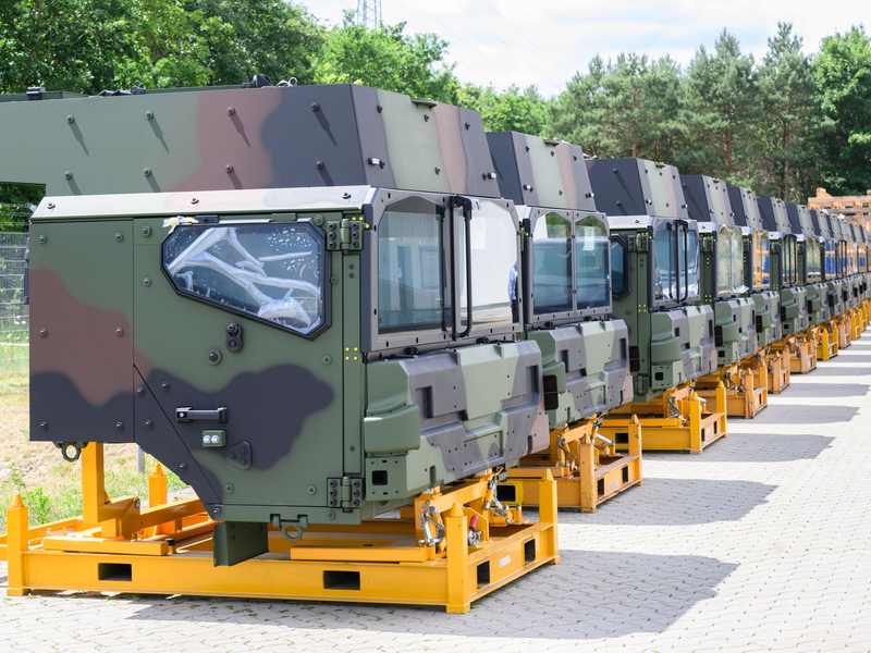 Geschützte Fahrerkabinen für Logistikfahrzeuge der HX-Serie im Rheinmetall-Werk Unterlüß. Der Rüstungskonzern liefert 1515 Militär-Lastwagen an die Bundeswehr. - Foto: Julian Stratenschulte/dpa
