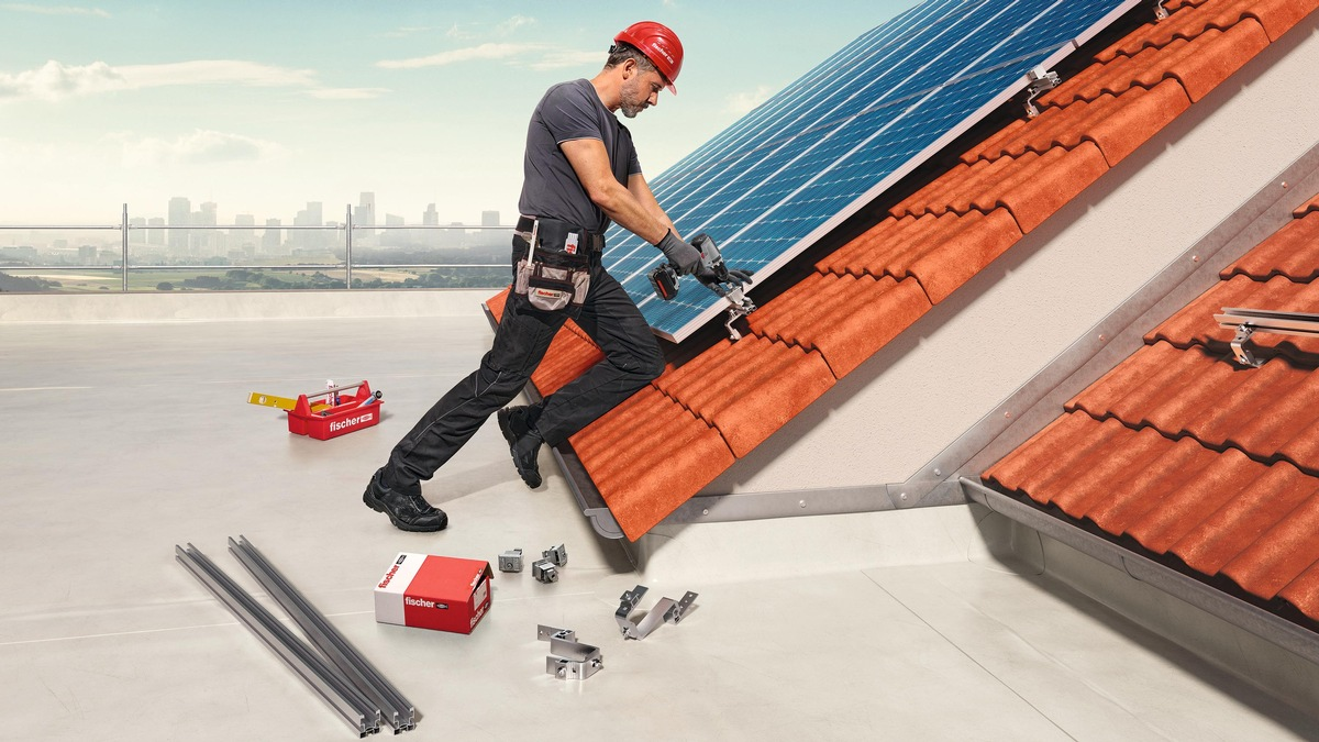 Befestigungsspezialist fischer auf der Messe Intersolar Europe / Sonnige Aussichten für zukunftssichere Solaranlagen - Foto: presseportal.de