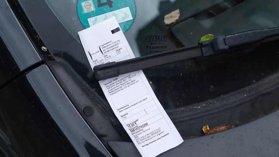 Ein Strafzettel klemmt hinter einem Scheibenwischer (Symbolbild). Das Bundesverfassungsgericht hat betont, dass der Halter eines Autos nicht automatisch der Täter ist, wenn mit dem Wagen Parkverstöße begangen werden. - Bild: Ole Spata/dpa