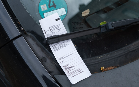 Ein Strafzettel klemmt hinter einem Scheibenwischer (Symbolbild). Das Bundesverfassungsgericht hat betont, dass der Halter eines Autos nicht automatisch der Täter ist, wenn mit dem Wagen Parkverstöße begangen werden. - Foto: Ole Spata/dpa