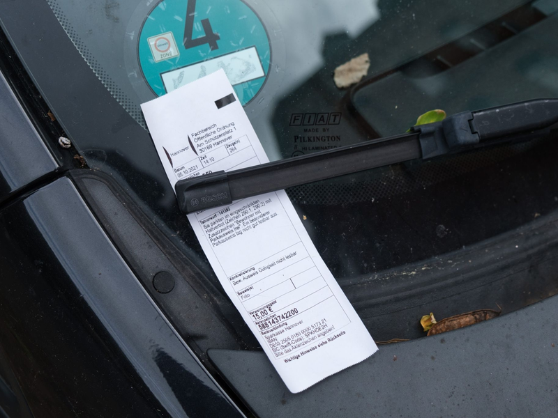Ein Strafzettel klemmt hinter einem Scheibenwischer (Symbolbild). Das Bundesverfassungsgericht hat betont, dass der Halter eines Autos nicht automatisch der Täter ist, wenn mit dem Wagen Parkverstöße begangen werden. - Foto: Ole Spata/dpa
