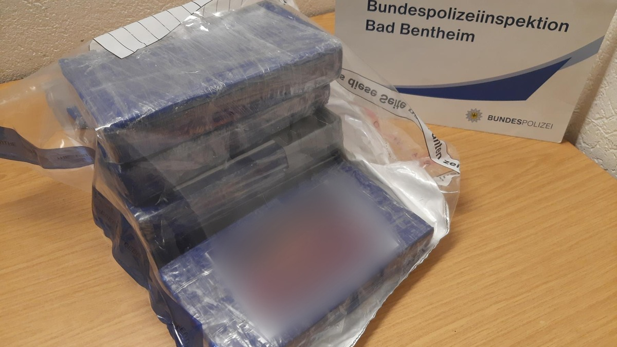 BPOL-BadBentheim: Rund 5,5 Kilo Kokain im Wert von rund 400.000 Euro beschlagnahmt / Mutmaßliche Drogenschmuggler in Untersuchungshaft - Foto: presseportal.de