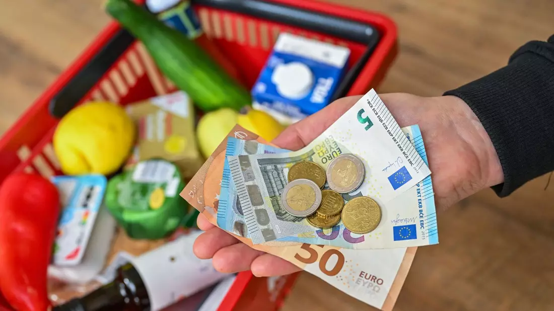 Jeder Zweite orientiert sich beim Wocheneinkauf stark an Preisen (Symbolbild). - Bild: Patrick Pleul/dpa