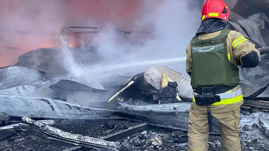 Ein Feuerwehrmann löscht ein Feuer nach einem russischen Raketenangriff. (Archiv) - Bild: Uncredited/Ukrainian Emergency Service/AP/dpa