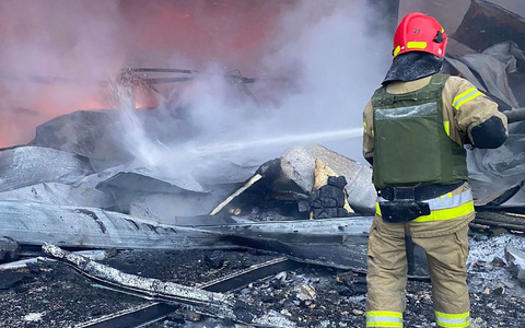 Ein Feuerwehrmann löscht ein Feuer nach einem russischen Raketenangriff. (Archiv) - Foto: Uncredited/Ukrainian Emergency Service/AP/dpa