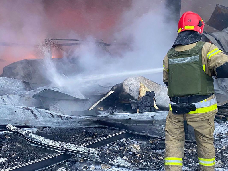 Ein Feuerwehrmann löscht ein Feuer nach einem russischen Raketenangriff. (Archiv) - Foto: Uncredited/Ukrainian Emergency Service/AP/dpa