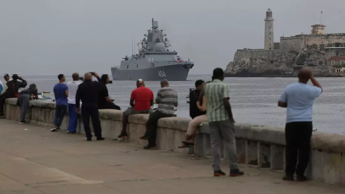 Menschen beobachten die Ankunft der Fregatte «Admiral Gorschkow» der russischen Marine im Hafen von Havanna. - Bild: Arial Ley/AP/dpa