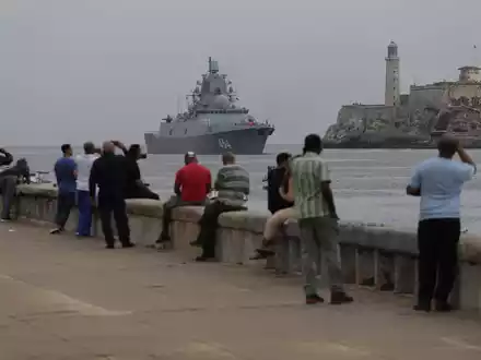 Menschen beobachten die Ankunft der Fregatte «Admiral Gorschkow» der russischen Marine im Hafen von Havanna. - Foto: Arial Ley/AP/dpa