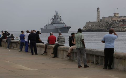 Menschen beobachten die Ankunft der Fregatte «Admiral Gorschkow» der russischen Marine im Hafen von Havanna. - Foto: Arial Ley/AP/dpa