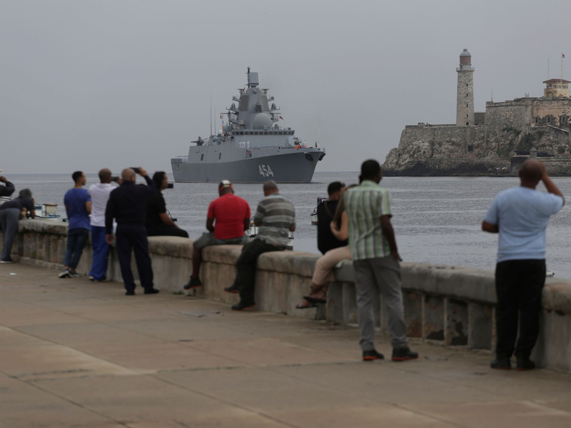 Menschen beobachten die Ankunft der Fregatte «Admiral Gorschkow» der russischen Marine im Hafen von Havanna. - Foto: Arial Ley/AP/dpa