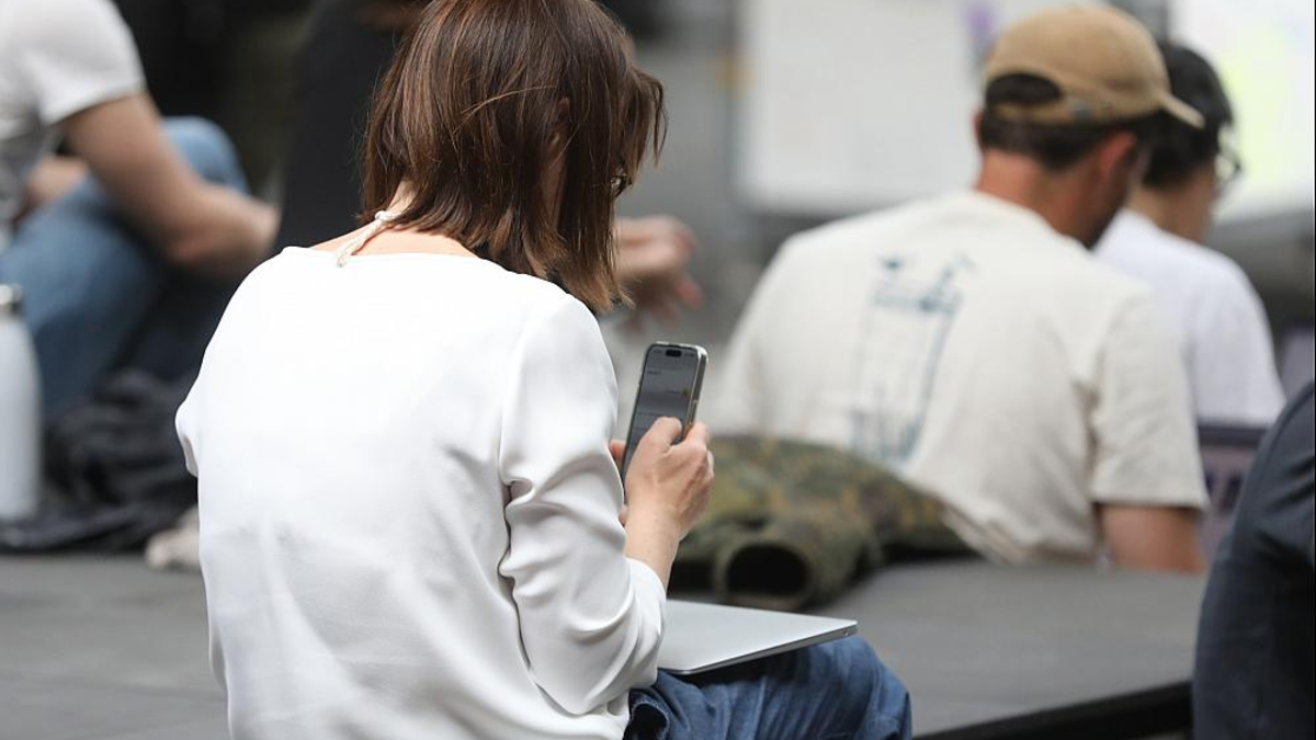 Frau mit Smartphone (Archiv) - Foto: über dts Nachrichtenagentur