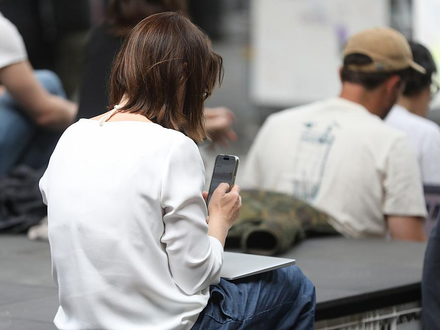 Frau mit Smartphone (Archiv) - Foto: über dts Nachrichtenagentur