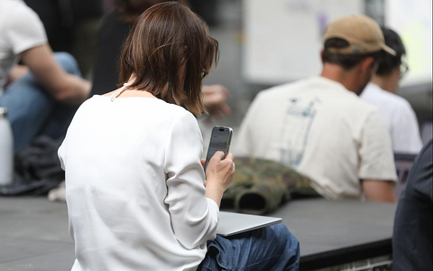 Frau mit Smartphone (Archiv) - Foto: über dts Nachrichtenagentur