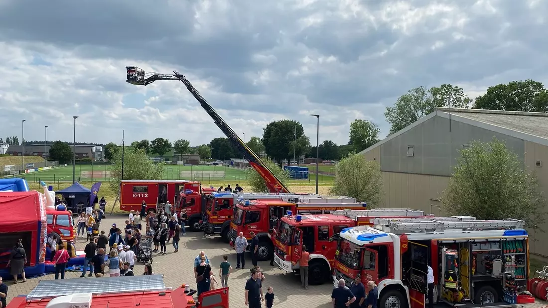 FW-EN: Feuerwehr und THW beseitigen umgestürzten Baum an Wohn- und Geschäftsgebäude - Bild: presseportal.de