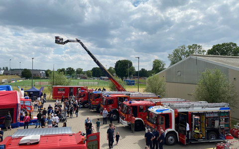 FW-EN: Feuerwehr und THW beseitigen umgestürzten Baum an Wohn- und Geschäftsgebäude - Foto: presseportal.de