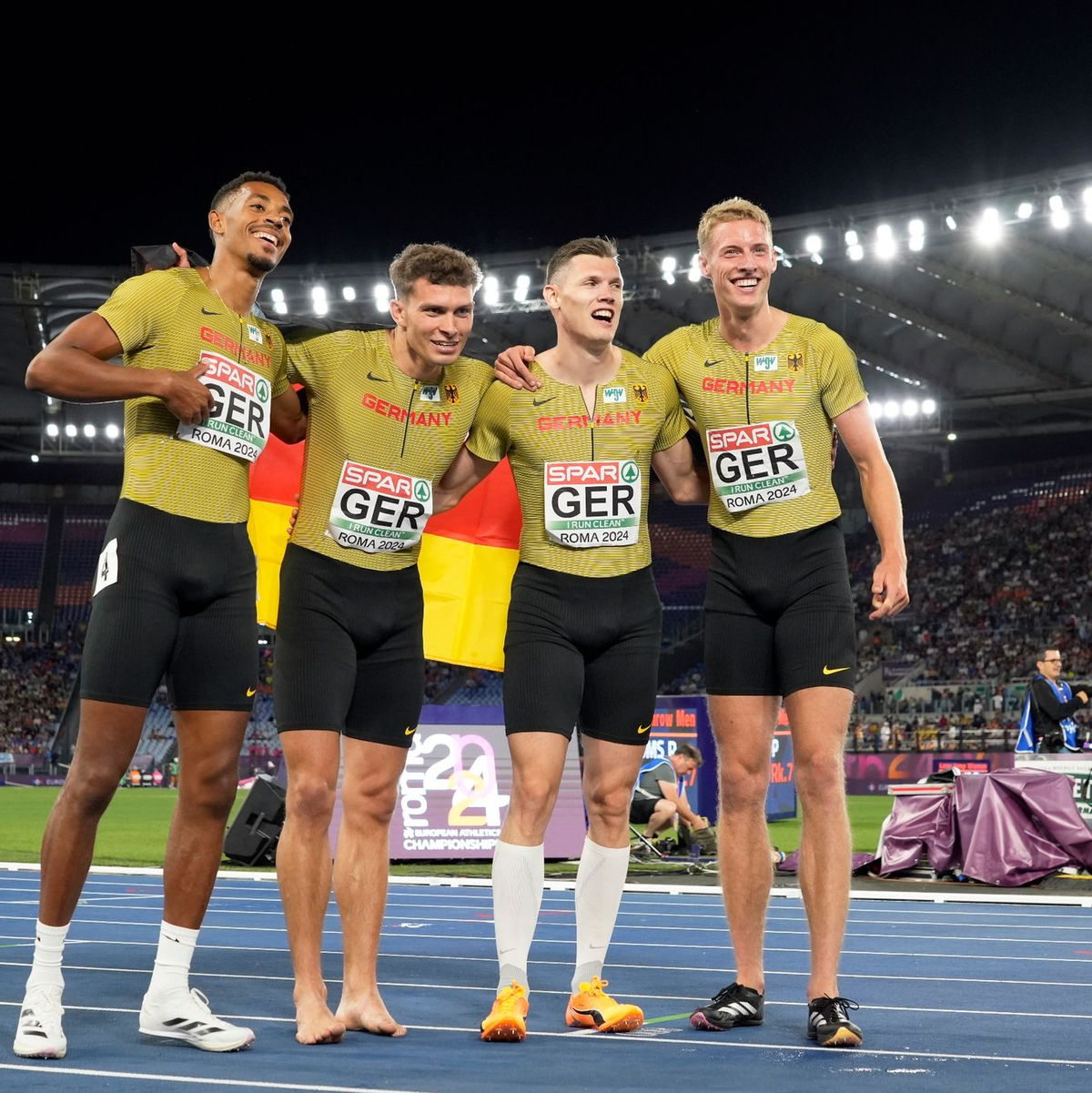 Emil Agyekum, Jean Paul Bredau, Marc Koch und Manuel Sanders (l-r) jubeln nach dem Gewinn der Bronzemedaille. - Foto: Stefano Costantino/AP