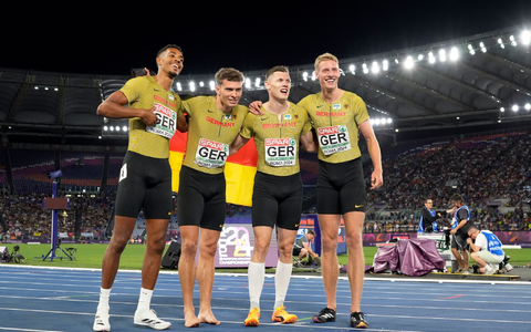 Emil Agyekum, Jean Paul Bredau, Marc Koch und Manuel Sanders (l-r) jubeln nach dem Gewinn der Bronzemedaille. - Foto: Stefano Costantino/AP