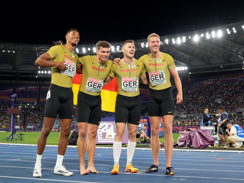 Emil Agyekum, Jean Paul Bredau, Marc Koch und Manuel Sanders (l-r) jubeln nach dem Gewinn der Bronzemedaille. - Foto: Stefano Costantino/AP