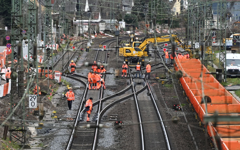 Mit einer Reform des Bundesschienenwegeausbaugesetzes soll sich der Bund künftig direkt auch an Kosten der Unterhaltung und Instandhaltung des Schienennetzes beteiligen können - und nicht nur an Bauprojekten. - Foto: Arne Dedert/dpa Mit einer Reform des Bundesschienenwegeausbaugesetzes soll sich der Bund künftig direkt auch an Kosten der Unterhaltung und Instandhaltung des Schienennetzes beteiligen können - und nicht nur an Bauprojekten. - Foto: Arne Dedert/dpa