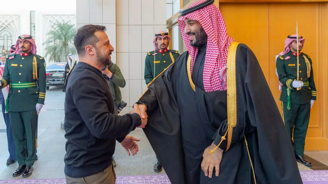 Bei dem Treffen zwischen dem ukrainischen Präsidenten Wolodymyr Selenskyj und dem saudi-arabischen Kronprinzen Mohammed bin Salman haben beide laut Selenskyj die erwarteten Ergebnisse der Friedenskonferenz und Möglichkeiten zu deren Umsetzung diskutiert. - Bild: Uncredited/Saudi Press Agency/dpa