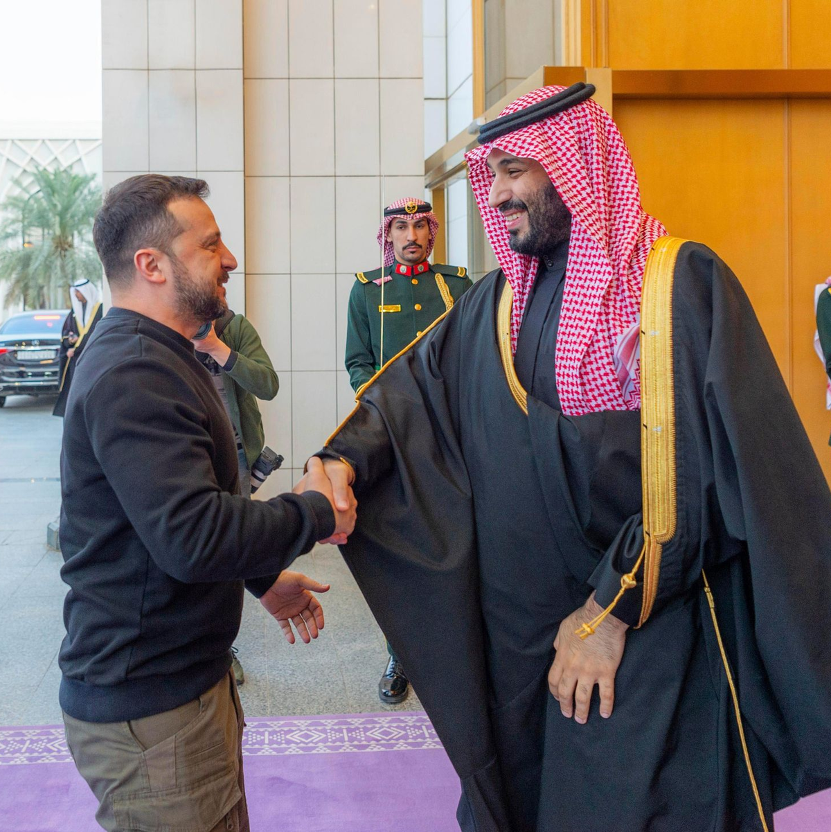 Bei dem Treffen zwischen dem ukrainischen Präsidenten Wolodymyr Selenskyj und dem saudi-arabischen Kronprinzen Mohammed bin Salman haben beide laut Selenskyj die erwarteten Ergebnisse der Friedenskonferenz und Möglichkeiten zu deren Umsetzung diskutiert. - Foto: Uncredited/Saudi Press Agency/dpa