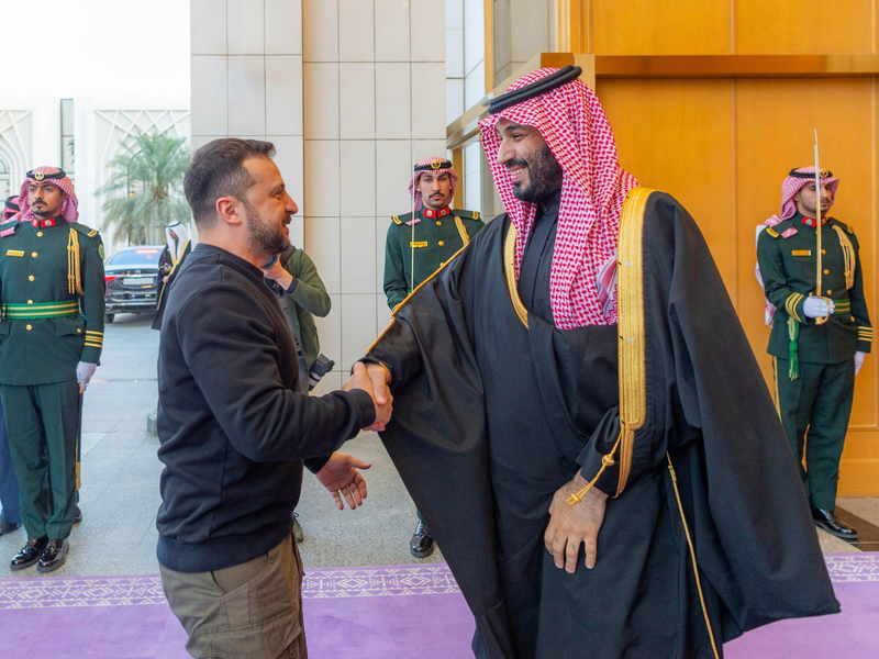 Bei dem Treffen zwischen dem ukrainischen Präsidenten Wolodymyr Selenskyj und dem saudi-arabischen Kronprinzen Mohammed bin Salman haben beide laut Selenskyj die erwarteten Ergebnisse der Friedenskonferenz und Möglichkeiten zu deren Umsetzung diskutiert. - Foto: Uncredited/Saudi Press Agency/dpa