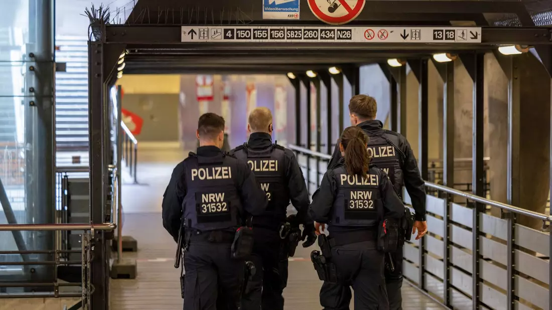 Bundesweit über 2000 Ermittlungsverfahren im Kontext des Nahost-Konflikts stellen Polizei und Justiz in Deutschland inzwischen vor große Herausforderungen. - Bild: Thomas Banneyer/dpa