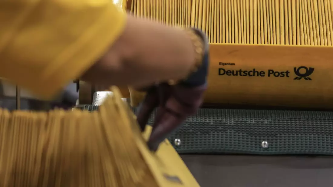 Künftig müssen Briefe an sechs Tagen die Woche zugestellt werden - also auch an Montagen. - Bild: Oliver Berg/dpa