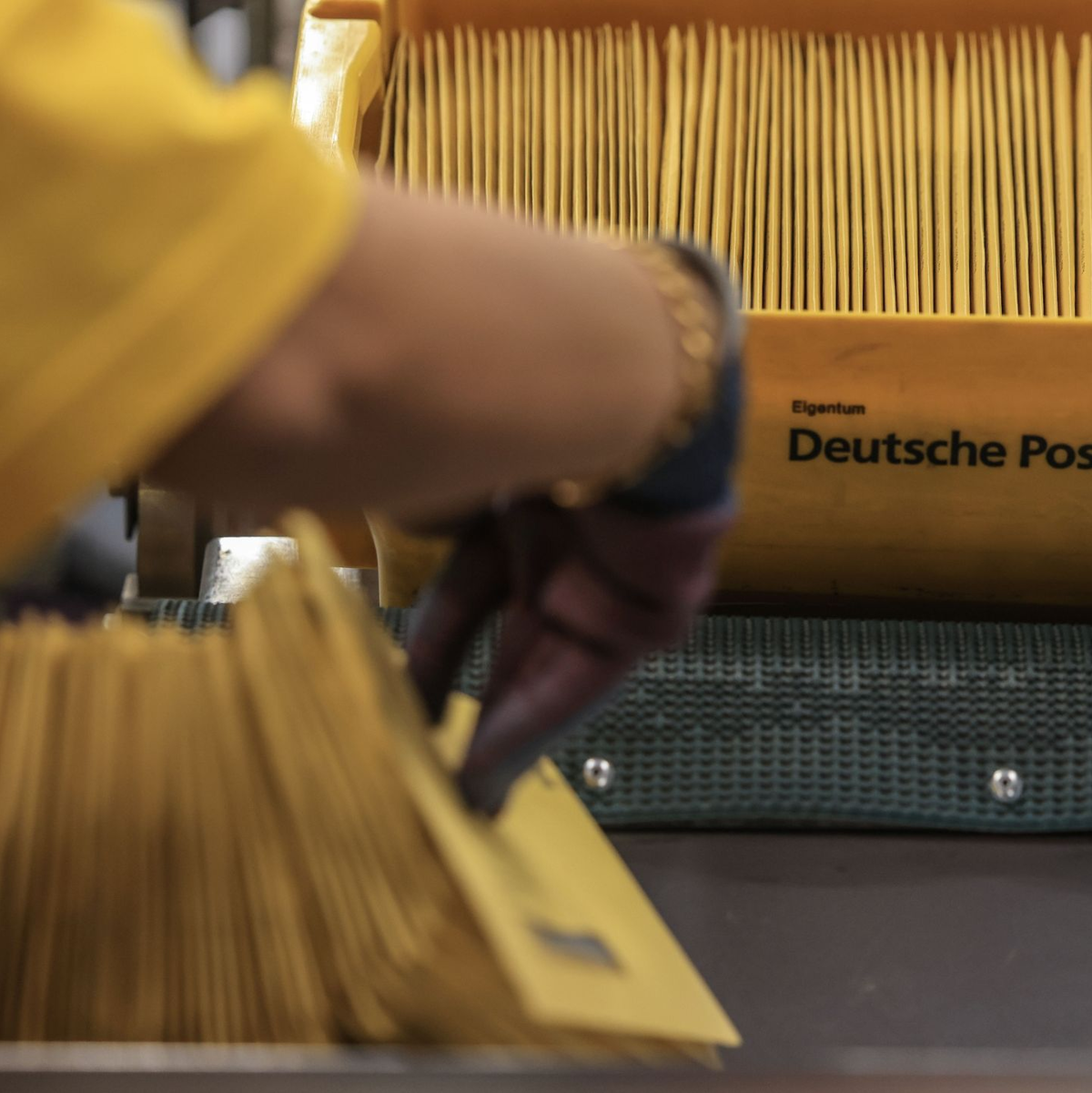 Künftig müssen Briefe an sechs Tagen die Woche zugestellt werden - also auch an Montagen. - Foto: Oliver Berg/dpa