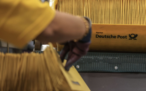 Künftig müssen Briefe an sechs Tagen die Woche zugestellt werden - also auch an Montagen. - Foto: Oliver Berg/dpa