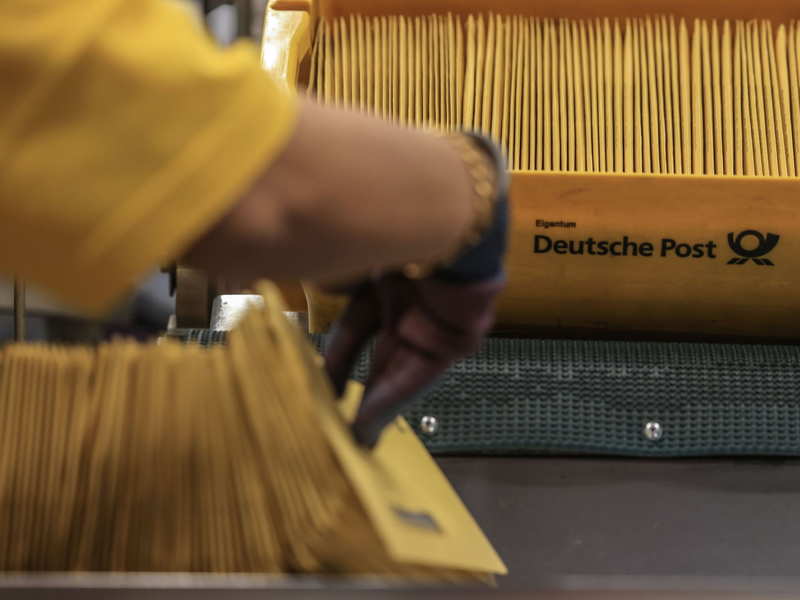 Künftig müssen Briefe an sechs Tagen die Woche zugestellt werden - also auch an Montagen. - Foto: Oliver Berg/dpa