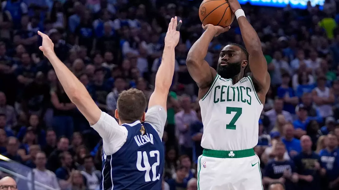 Maxi Kleber (l) von den Dallas Mavericks versucht den Wurf von Bostons Jaylen Brown zu stoppen. - Bild: Tony Gutierrez/AP