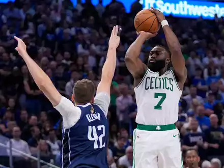 Maxi Kleber (l) von den Dallas Mavericks versucht den Wurf von Bostons Jaylen Brown zu stoppen. - Foto: Tony Gutierrez/AP