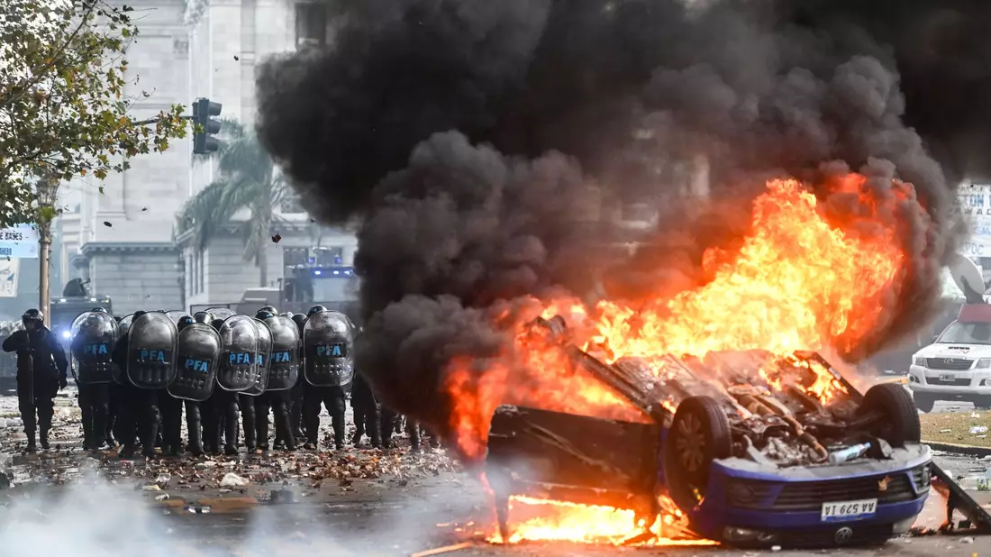 Gegen ein Reformpaket des argentinischen Präsidenten Milei regt sich massiver Widerstand. In Buenos Aires kam es zu heftigen Auseinandersetzungen mit der Polizei. - Bild: Fernando Gens/dpa