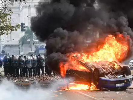 Gegen ein Reformpaket des argentinischen Präsidenten Milei regt sich massiver Widerstand. In Buenos Aires kam es zu heftigen Auseinandersetzungen mit der Polizei. - Foto: Fernando Gens/dpa