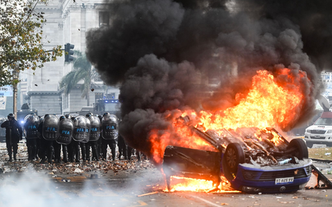 Gegen ein Reformpaket des argentinischen Präsidenten Milei regt sich massiver Widerstand. In Buenos Aires kam es zu heftigen Auseinandersetzungen mit der Polizei. - Foto: Fernando Gens/dpa